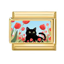 Chat noir dans les tulipes
