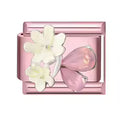 Fleurs blanches et gemme rose