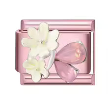 Fleurs blanches et gemme rose